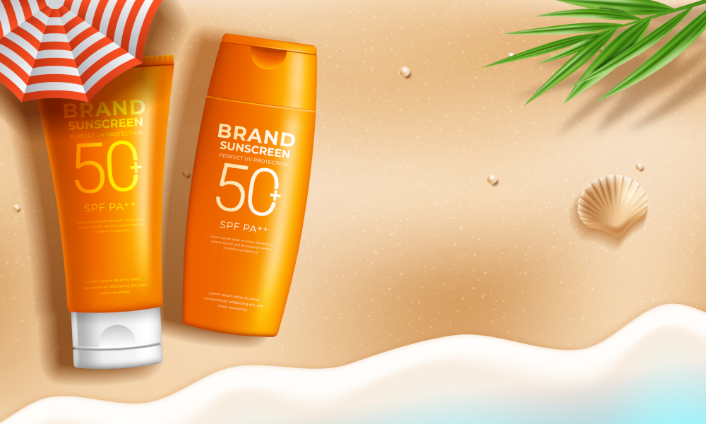 Sonnencremes auf einem Strand liegend in orange und SPF 50